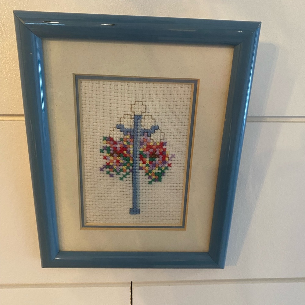 Vintage Handcrafted Framed Cross Stitch Print Lamp Post Hanging Flowers 5X7 - Picture 6 of 9